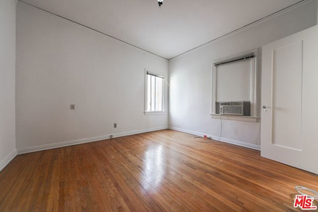 224 S Gale Drive, Beverly Hills CA: https://media.crmls.org/mediaz/de6df1ee-eeca-469f-bbc5-c53557bf3bee.jpg