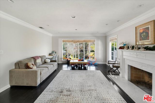 314 S Glenroy Avenue, Los Angeles CA: https://media.crmls.org/mediaz/de6f02cc-3786-4f42-be0d-04fb43616f04.jpg