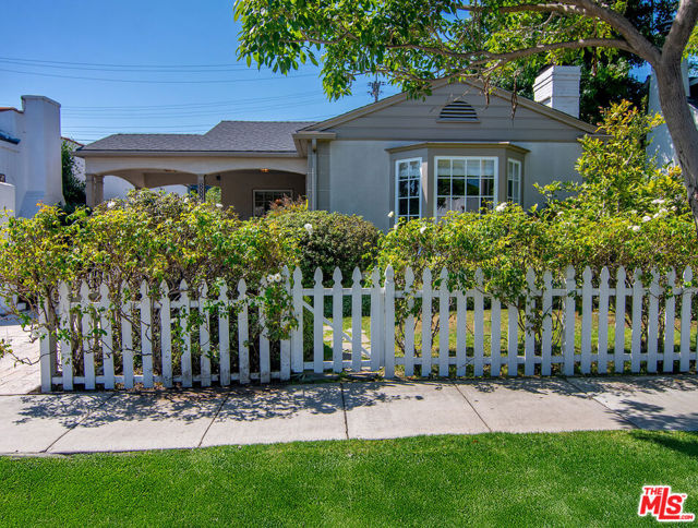 8828 Rosewood Avenue, West Hollywood CA: https://media.crmls.org/mediaz/de6f6e78-2260-429c-90d4-992d286279ac.jpg