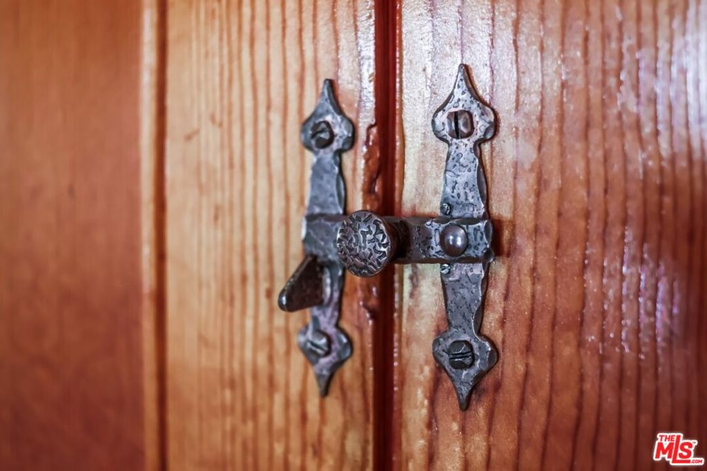 https://media.crmls.org/mediaz/de713efe-955e-429e-98ae-2b6753b5c1d8.jpg?preset=X-Large