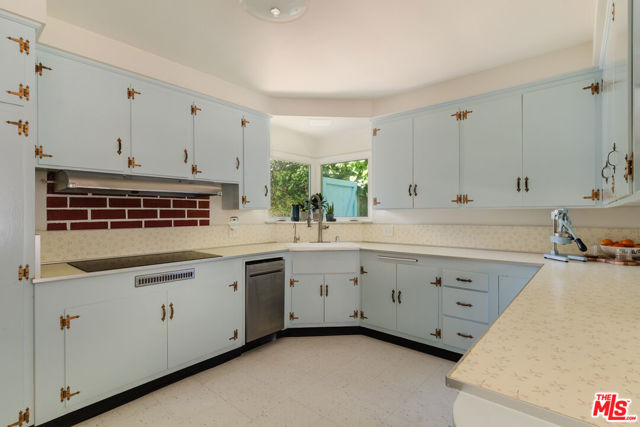 4220 Hillcrest Drive, Los Angeles CA: https://media.crmls.org/mediaz/de728005-6c42-4934-ab3b-9bee7c778643.jpg
