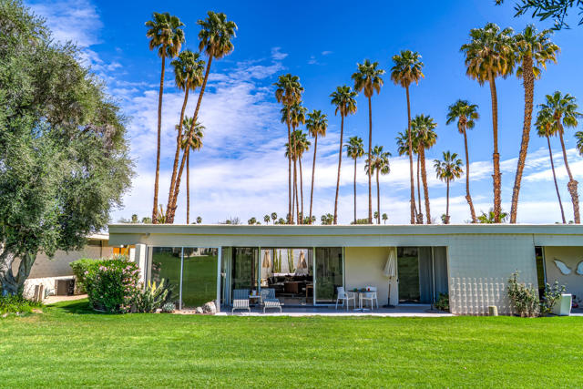 26 Lakeview Circle, Palm Springs CA: https://media.crmls.org/mediaz/de72fb01-ddde-47ac-883d-dc1ae57ebb7e.jpg
