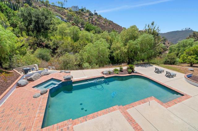 3453 Via Loma Vista, Escondido CA: https://media.crmls.org/mediaz/de733713-3a77-457f-91ff-d344d227327e.jpg