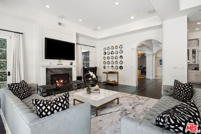 1600 Clear View Drive,  CA: https://media.crmls.org/mediaz/de73f09f-f5b4-4760-8347-be2141ace1e5.jpg