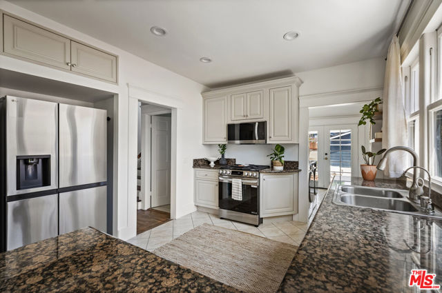 1022 N Marengo Avenue, Pasadena CA: https://media.crmls.org/mediaz/de74e0ef-424c-4f85-83d6-ac5bd1ada02c.jpg