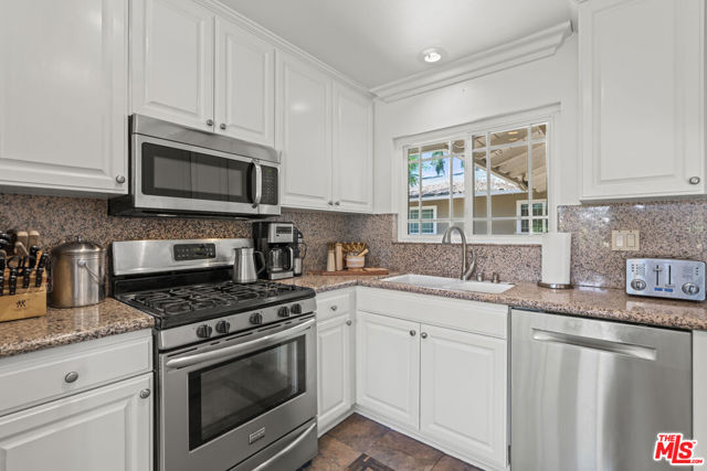 4701 Dunman Avenue, Woodland Hills CA: https://media.crmls.org/mediaz/de74f4b0-1389-4f64-a9c5-e2169a0d7a57.jpg