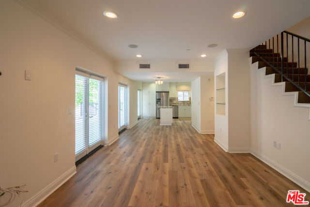 1529 S BEVERLY Drive, Los Angeles CA: https://media.crmls.org/mediaz/de74ffea-718d-4dc0-91ea-4af5e2f2eea7.jpg