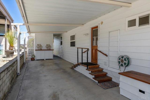 8975 Lawrence Welk Dr, Escondido CA: https://media.crmls.org/mediaz/de7535af-1f2c-4972-96a1-2091fcf094a4.jpg