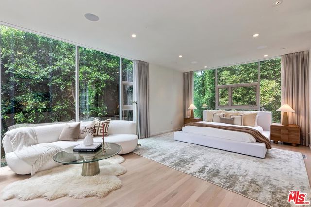 279 S Westgate Avenue, Los Angeles CA: https://media.crmls.org/mediaz/de75e8a6-01ba-4160-a130-873da99a51ad.jpg