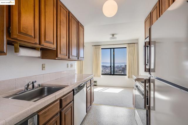 5177 Diamond Heights BLVD, San Francisco CA: https://media.crmls.org/mediaz/de7650e3-4326-4ebb-86f1-74c32d9d03c8.jpg