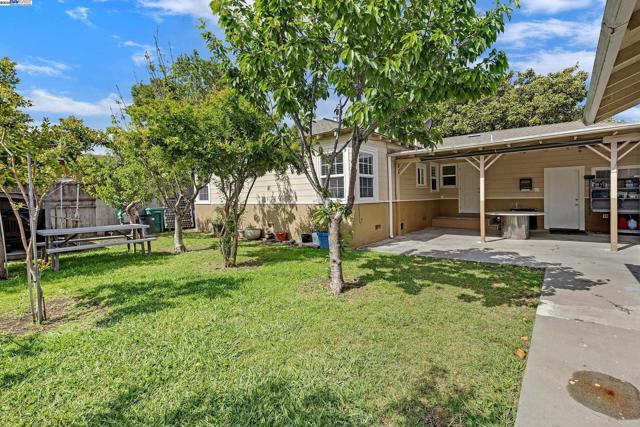 15028 Grenda St, San Leandro CA: https://media.crmls.org/mediaz/de7751fb-7bf2-447a-bff1-da6357d20390.jpg