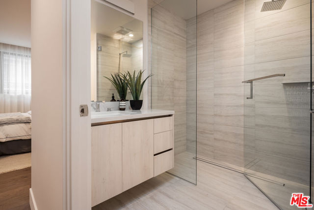 411 S Hamel Road, Los Angeles CA: https://media.crmls.org/mediaz/de7816b1-9c65-41db-a582-8a7219ecfde2.jpg