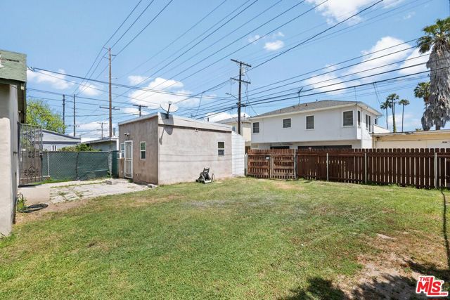 1925 19th Street, Santa Monica CA: https://media.crmls.org/mediaz/de78295a-683f-42e4-8558-0b907e322090.jpg