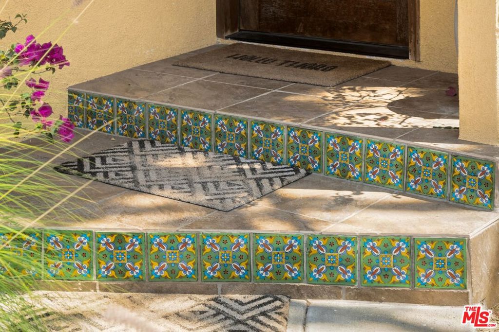 https://media.crmls.org/mediaz/de783b42-547d-40e5-becd-dcf328ee1c8e.jpg?preset=X-Large