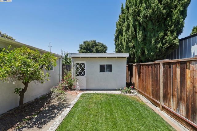 37512 Willowood Dr, Fremont CA: https://media.crmls.org/mediaz/de78d86f-3443-43ac-8493-9fb6eae84528.jpg