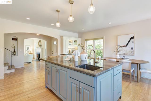 131 Sonia St, Oakland CA: https://media.crmls.org/mediaz/de794318-359c-4bfe-8b54-dc9fae16375a.jpg