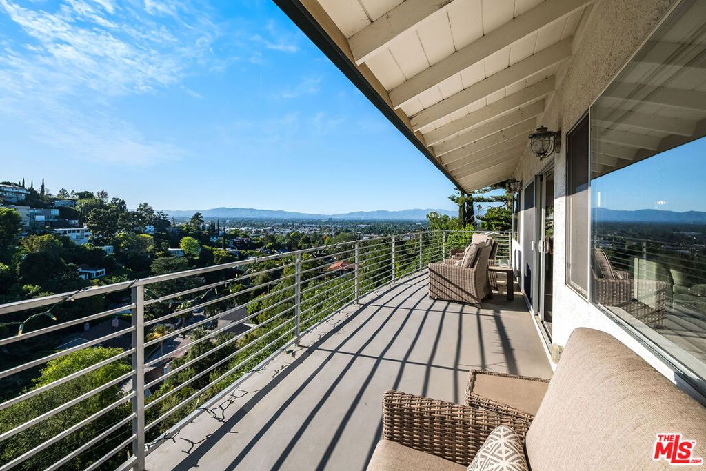 3909 Glenridge DriveSherman Oaks image #9