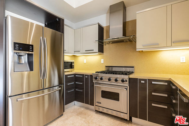 8788 Shoreham Drive, West Hollywood CA: https://media.crmls.org/mediaz/de79c799-6446-4e36-8c55-a452d4eb1e6c.jpg
