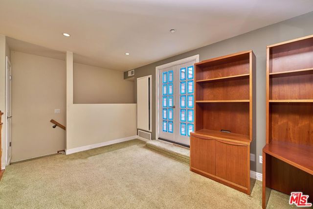 13078 Mindanao Way, Marina del Rey CA: https://media.crmls.org/mediaz/de7a4fb4-eddf-4d64-83c8-f39593da8902.jpg