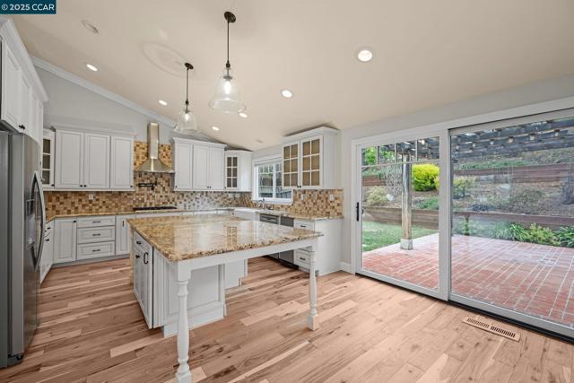 260 Saint Christopher Dr, Danville CA: https://media.crmls.org/mediaz/de7a8f3f-f36c-44a4-9c51-d2c6cdebb500.jpg
