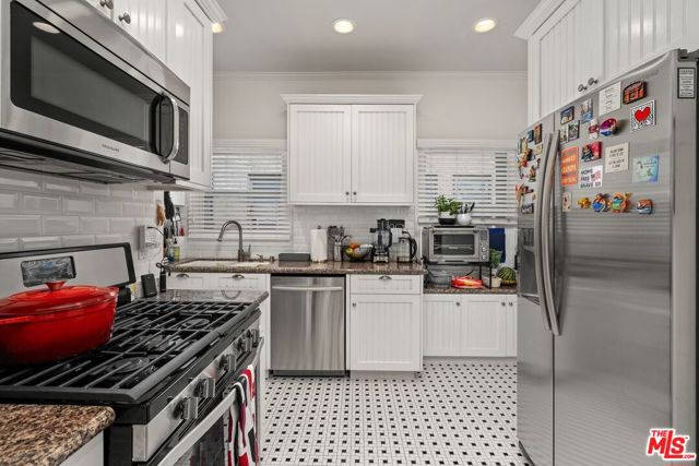 347 N Curson Avenue, Los Angeles CA: https://media.crmls.org/mediaz/de7b9ee4-a710-438d-b1a2-687b8648ad00.jpg