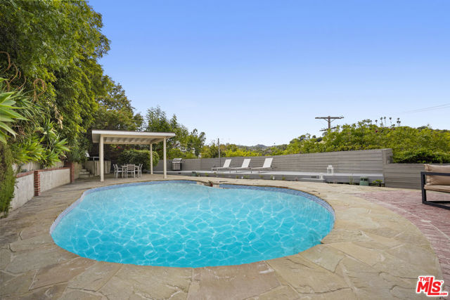 15224 Encanto Drive, Sherman Oaks CA: https://media.crmls.org/mediaz/de7bde19-aea3-47d9-8682-3dc77a53a795.jpg