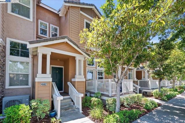 4682 Central Pkwy, Dublin CA: https://media.crmls.org/mediaz/de7c69a6-6b9e-4ded-b53b-a89e5d851484.jpg