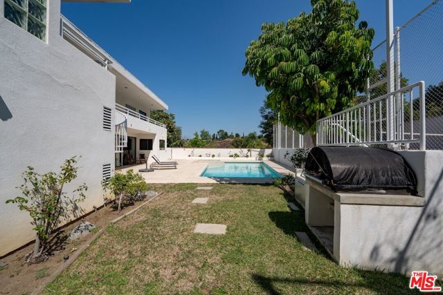 15656 Crownridge Place, Sherman Oaks CA: https://media.crmls.org/mediaz/de7cbb7f-facd-490e-b16f-4d9559bd1e3c.jpg