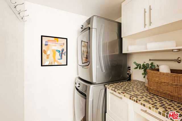 980 Oneonta Drive, Los Angeles CA: https://media.crmls.org/mediaz/de7cf81b-21d9-4d41-990c-ff8a7b1cc695.jpg
