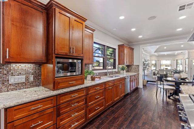 4463 Pleasanton Ave, Pleasanton CA: https://media.crmls.org/mediaz/de7d8ac3-7528-472f-8035-8946b599a02a.jpg