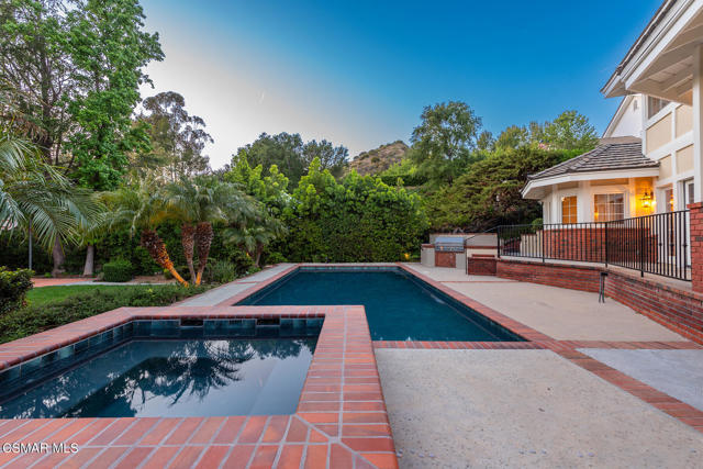 5320 Long Shadow Court, Westlake Village CA: https://media.crmls.org/mediaz/de7d9bfc-57d9-4a5a-93a1-6780a60f01e5.jpg