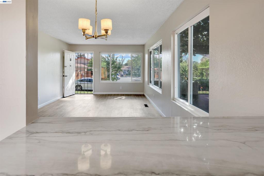 https://media.crmls.org/mediaz/de7f21ea-9964-4bab-8e1f-cdeb05f55913.jpg?preset=X-Large