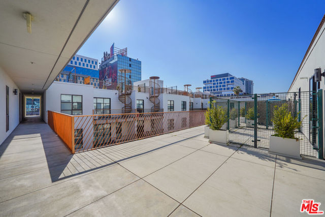 5800 Harold Way, Los Angeles CA: https://media.crmls.org/mediaz/de7fe481-4a34-4313-9ad5-06d305bcb62e.jpg