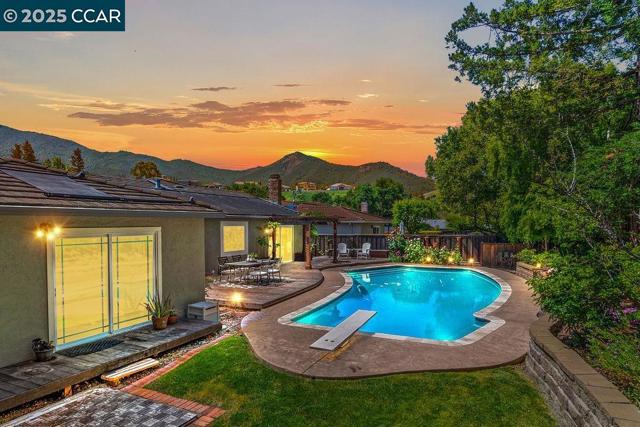 21 Mirango Ct, Clayton CA: https://media.crmls.org/mediaz/de8009ff-782e-456a-82a4-3caca9c2f1fa.jpg