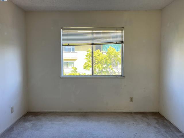 3751 Harrison St, Oakland CA: https://media.crmls.org/mediaz/de8012d1-0ccd-4e06-b7e3-33a5089699bb.jpg