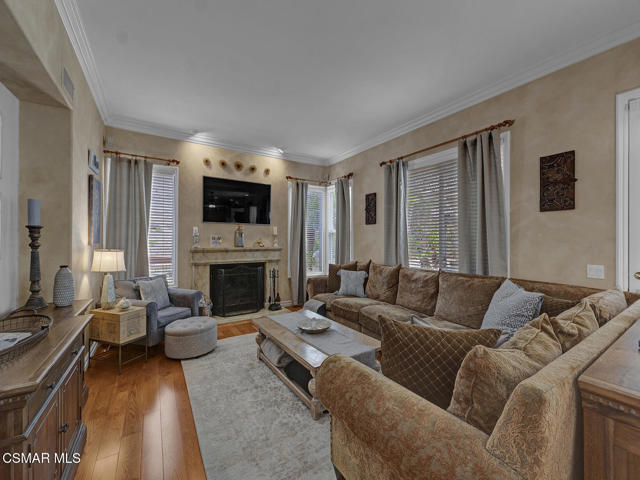 331 Briar Bluff Circle, Thousand Oaks CA: https://media.crmls.org/mediaz/de819e4a-946e-4ec8-a297-362741a3971c.jpg