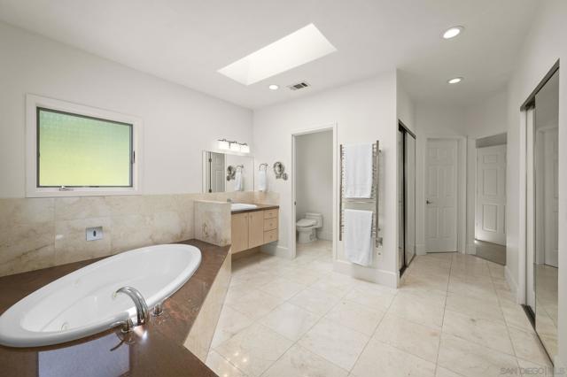 5787 Bellevue Ave, La Jolla CA: https://media.crmls.org/mediaz/de82629c-e811-48d8-8823-aa05d1865bf0.jpg