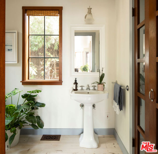 31840 Seafield Drive, Malibu CA: https://media.crmls.org/mediaz/de82a625-793d-4a53-a8b3-076c504879cd.jpg