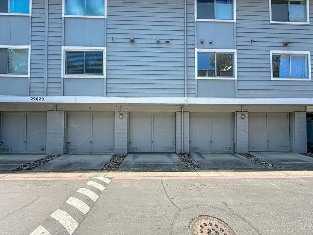 29629 Mountain Oak Court, Hayward CA: https://media.crmls.org/mediaz/de82ee47-5aae-4421-b82b-d328a767e7c8.jpg