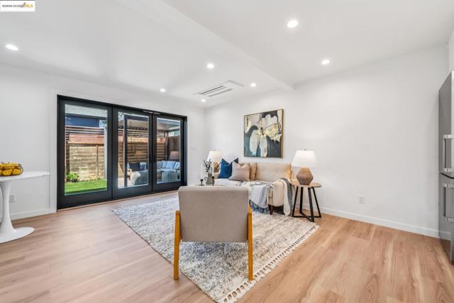 737 61st St, Oakland CA: https://media.crmls.org/mediaz/de8348b6-7210-479b-b12a-e896705fd210.jpg