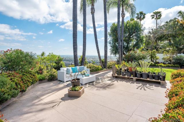 7945 Shadow Hill Dr, La Mesa CA: https://media.crmls.org/mediaz/de84e8f4-682c-44c1-ae7e-ab7e715df383.jpg