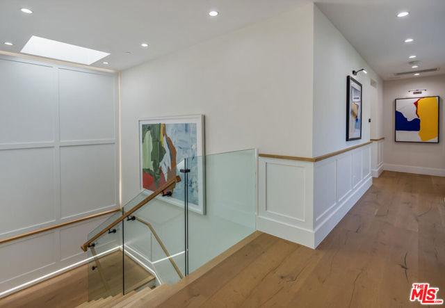 1534 N Beverly Drive, Beverly Hills CA: https://media.crmls.org/mediaz/de854404-8f70-437d-9df2-26cab4aa3cb0.jpg