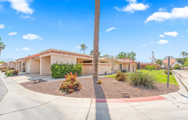 49327 Eisenhower Drive, Indio CA: https://media.crmls.org/mediaz/de857ea1-978a-4d49-9249-6ac37eca0312.jpg