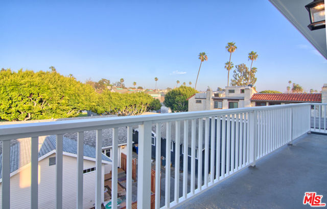 2438 5th Street, Santa Monica CA: https://media.crmls.org/mediaz/de85b483-1cd5-4f3b-b907-0d1ac451698d.jpg