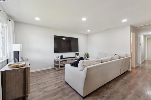 5112 Tyson Ave, Modesto CA: https://media.crmls.org/mediaz/de86a57a-dcea-48e5-b607-cc0eb3f131f0.jpg