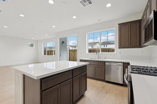 231 Mindy Way, Pittsburg CA: https://media.crmls.org/mediaz/de872904-c746-4e37-bed8-cbe661626b03.jpg