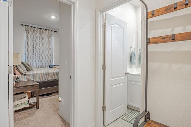 859 Helmsley Dr, Vacaville CA: https://media.crmls.org/mediaz/de876639-b194-4db8-9267-84cca0b1262e.jpg