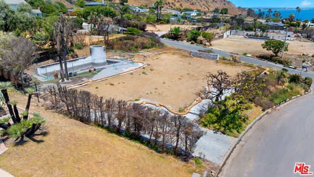 20521 Roca Chica Drive, Malibu CA: https://media.crmls.org/mediaz/de88b9ed-b991-4fca-84f4-fde55e1e1f77.jpg