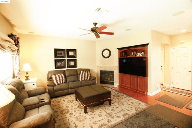7 Kevin Ln, American Canyon CA: https://media.crmls.org/mediaz/de890bda-067c-4a65-8360-449b3c893ca8.jpg