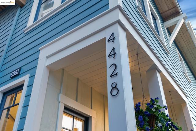 4428 Howe St, Oakland CA: https://media.crmls.org/mediaz/de897e6b-0434-45f5-9c71-1695d6f52e17.jpg